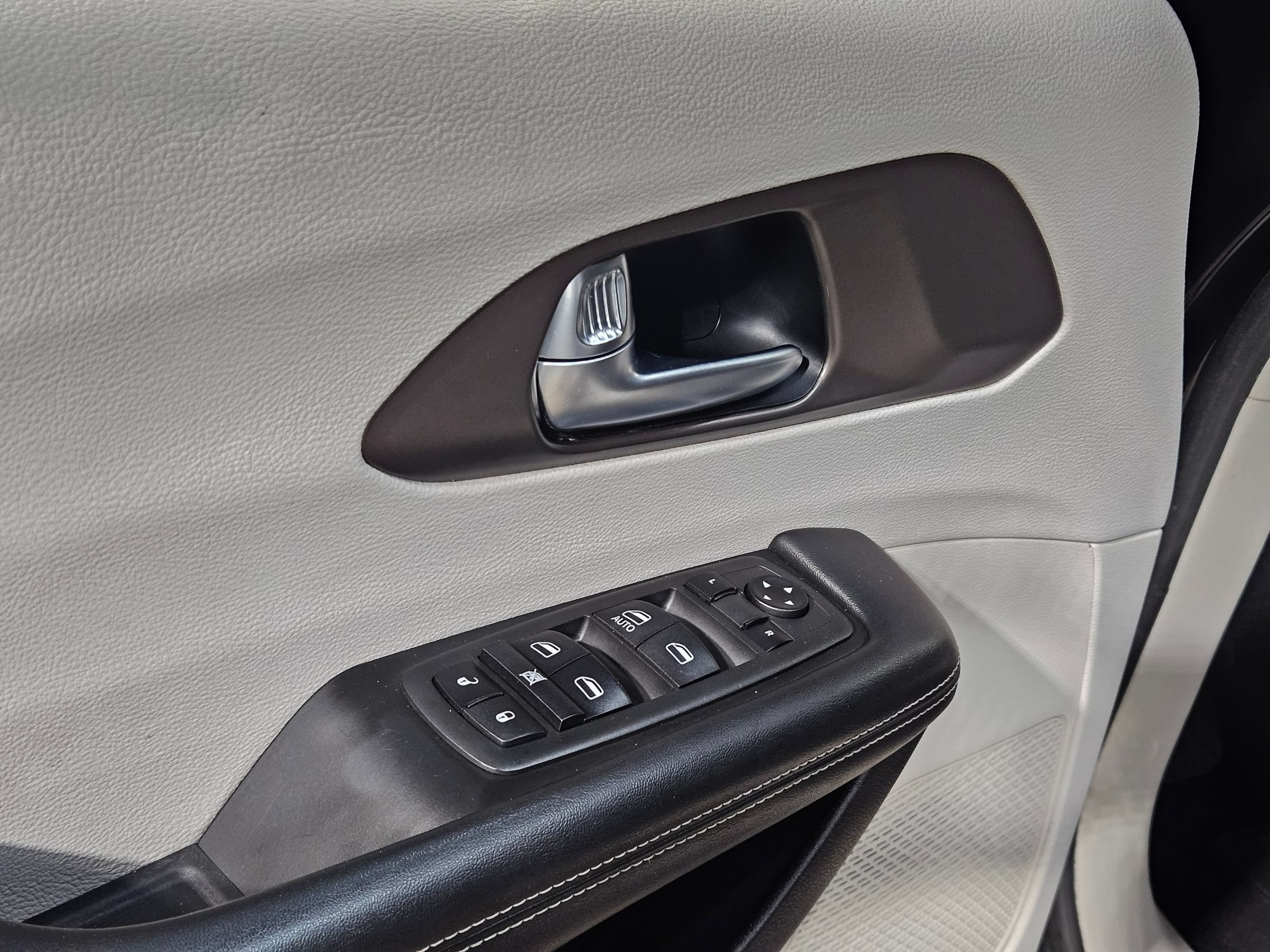 Used 2021 Chrysler Voyager L FWD image 21
