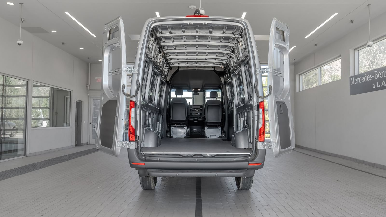 Used 2025 Mercedes-Benz Sprinter 2500 image 16