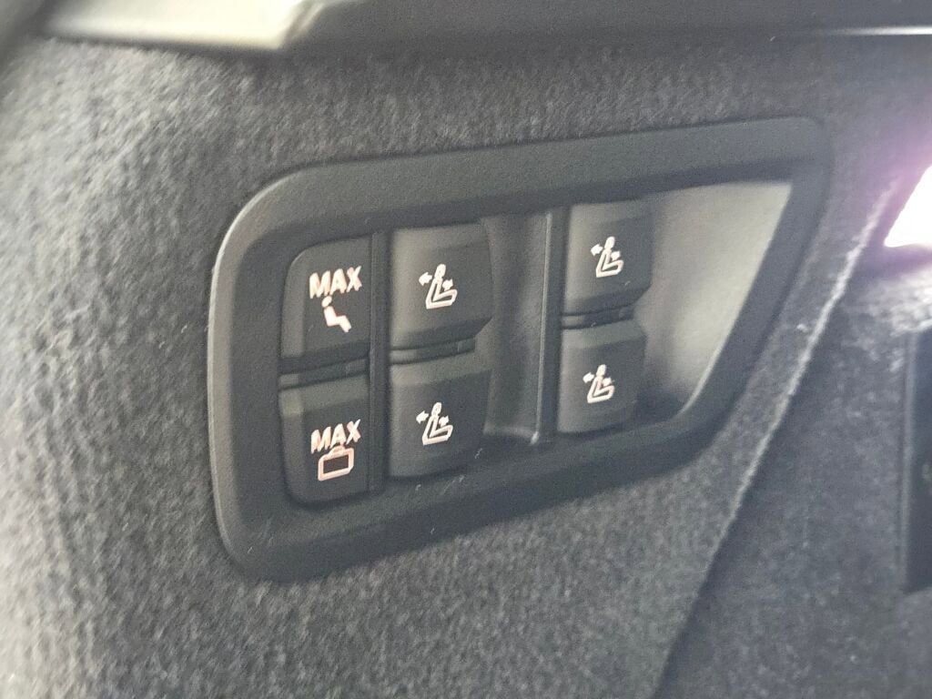 Used 2024 BMW X7 M60i w/ Executive Package image 19