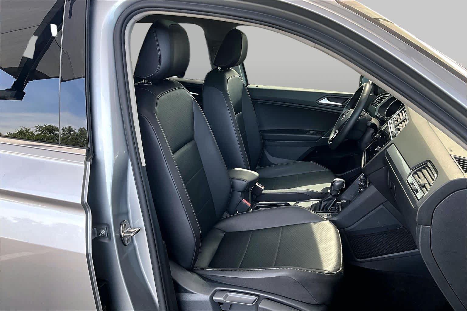 Used 2020 Volkswagen Tiguan SE w/ Panoramic Sunroof Package FWD image 9