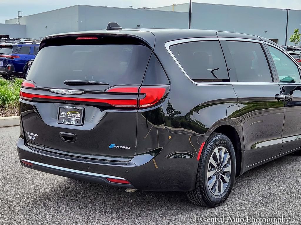 Used 2023 Chrysler Pacifica Touring-L FWD image 6