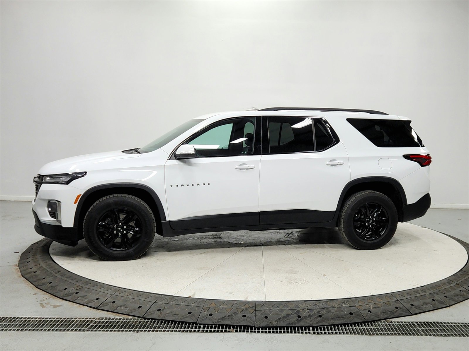 Used 2022 Chevrolet Traverse LT w/ Midnight/Sport Edition image 4