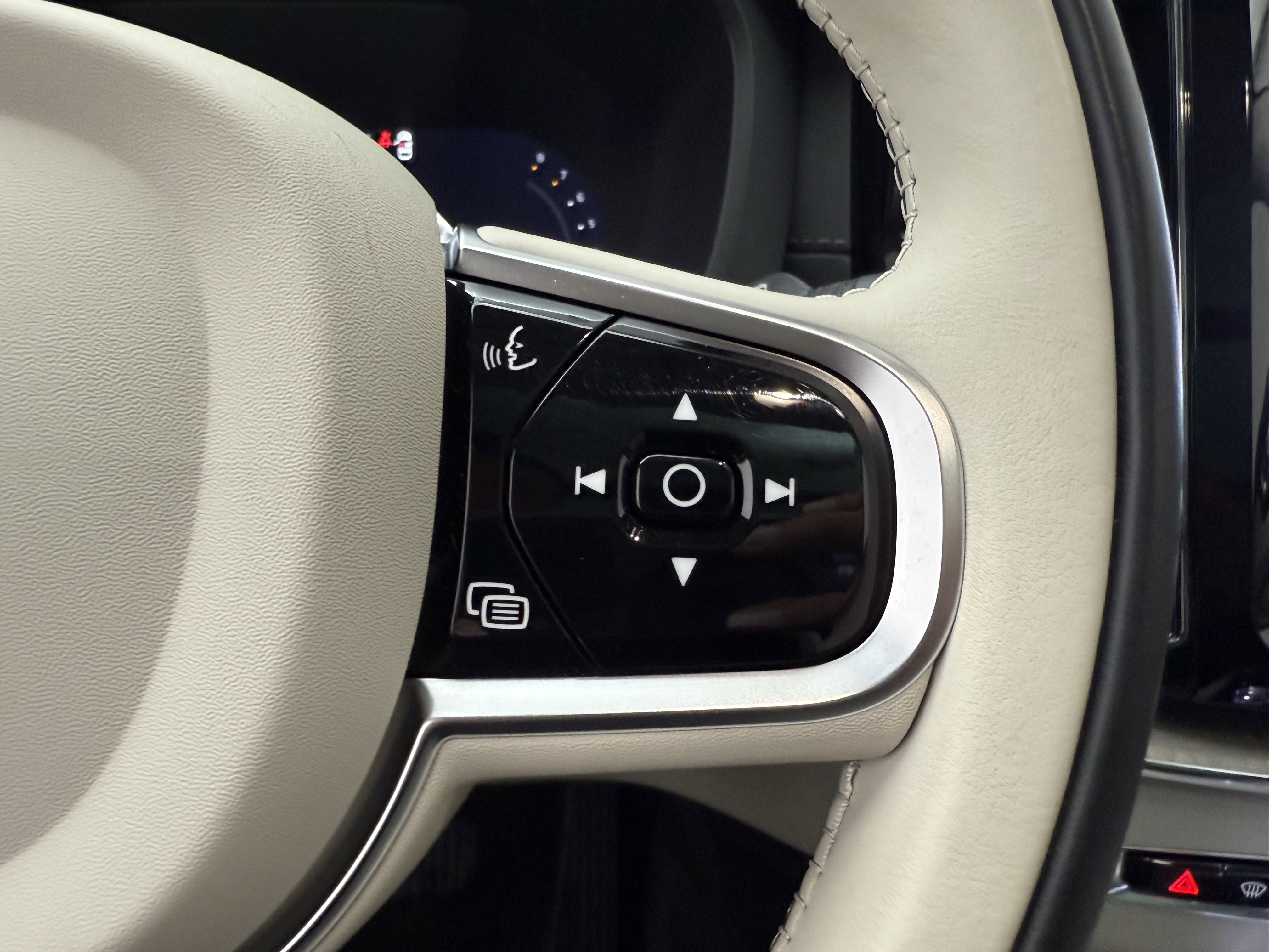 Certified 2023 Volvo XC60 B5 Ultimate w/ Protection Package Premier AWD/4WD image 17