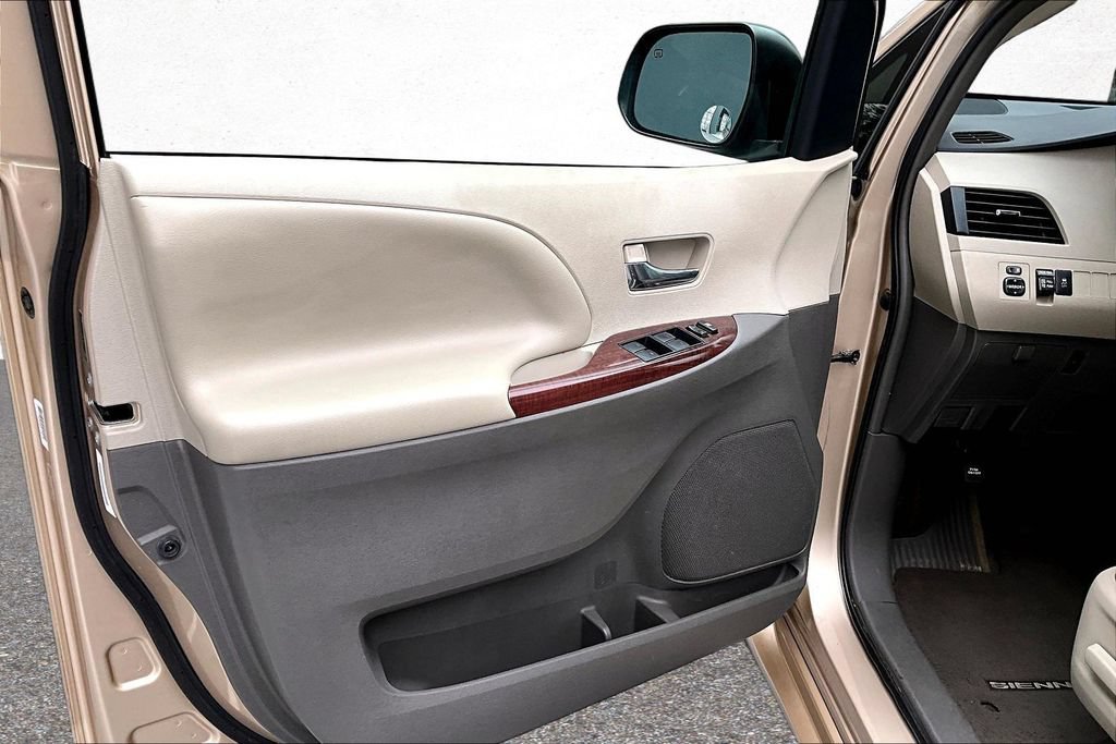 Used 2013 Toyota Sienna XLE FWD image 20