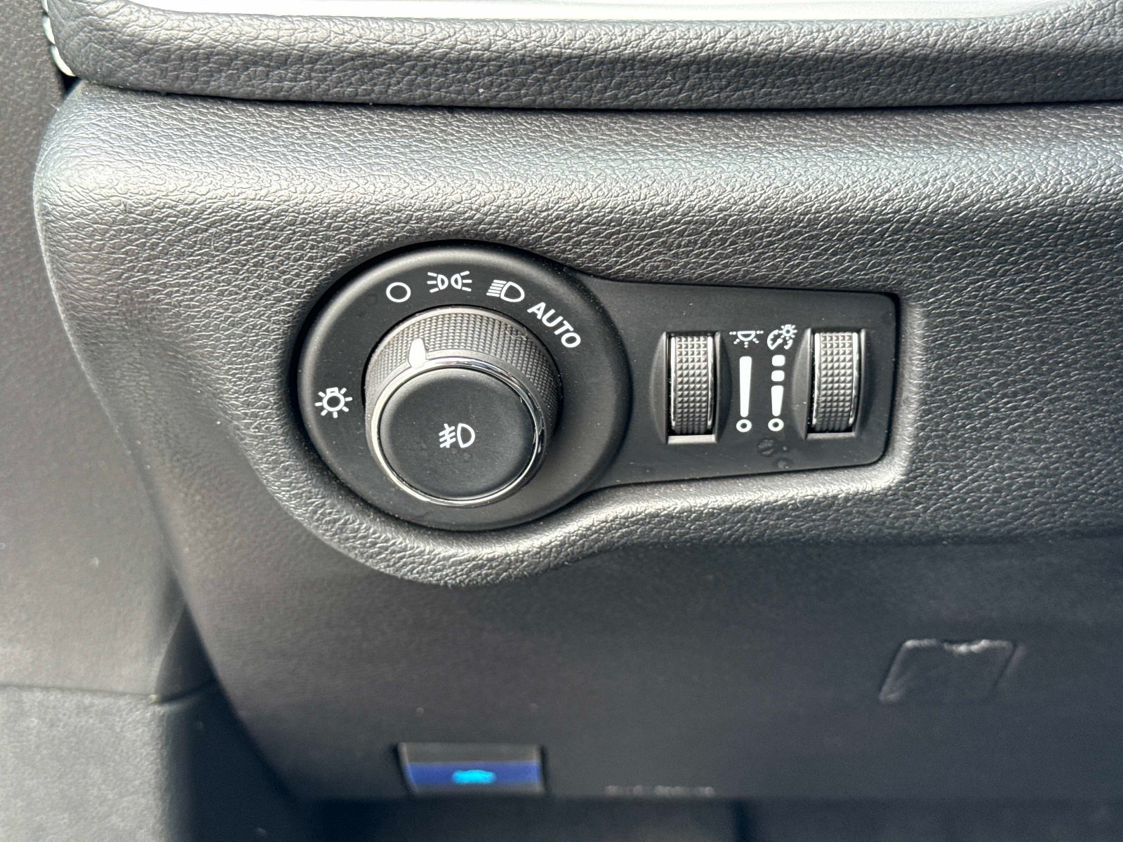 Used 2025 Chrysler Pacifica Limited FWD image 32