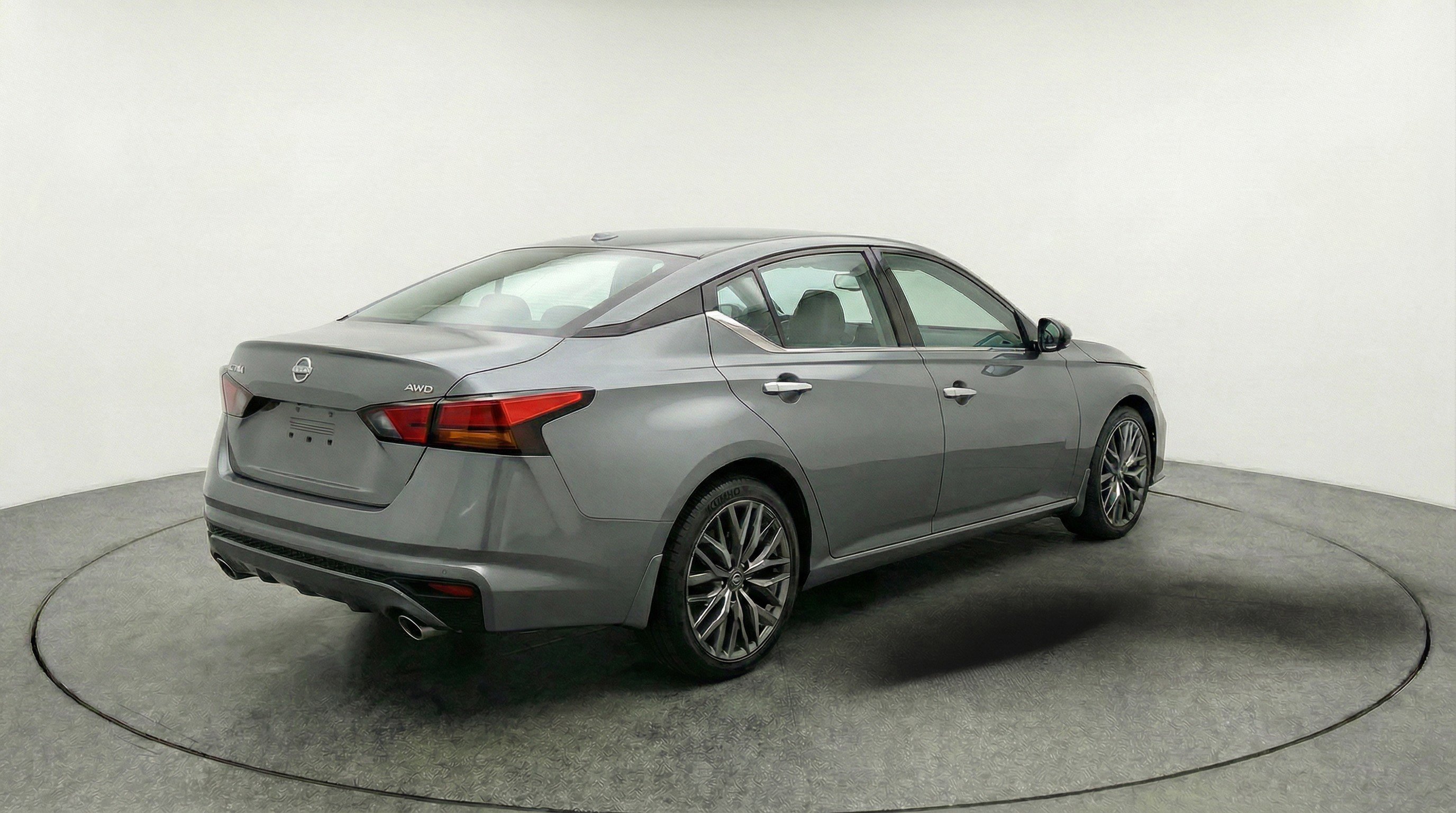 Used 2025 Nissan Altima 2.5 SV FWD image 9