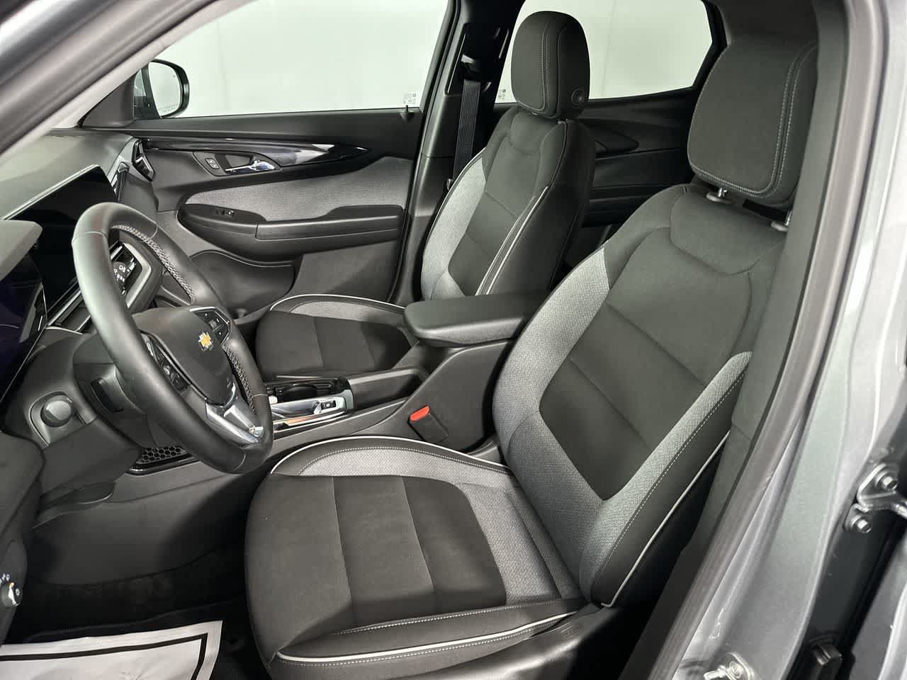 Used 2024 Chevrolet TrailBlazer LT w/ Convenience Package AWD/4WD image 3