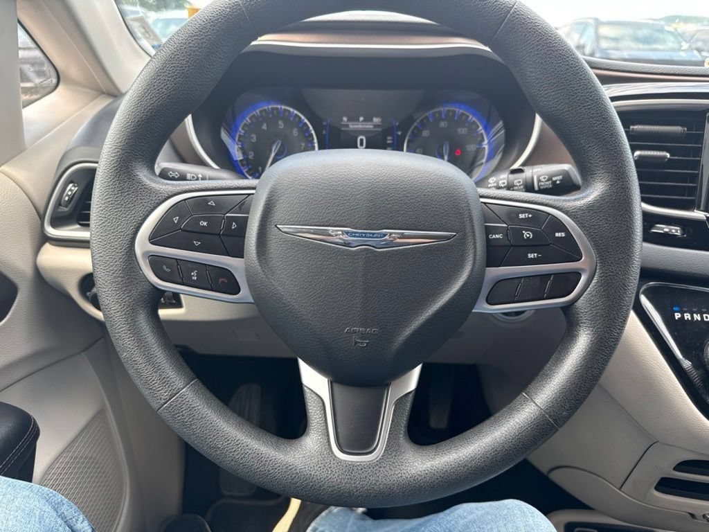 Used 2018 Chrysler Pacifica Touring w/ Tire & Wheel Group FWD image 16