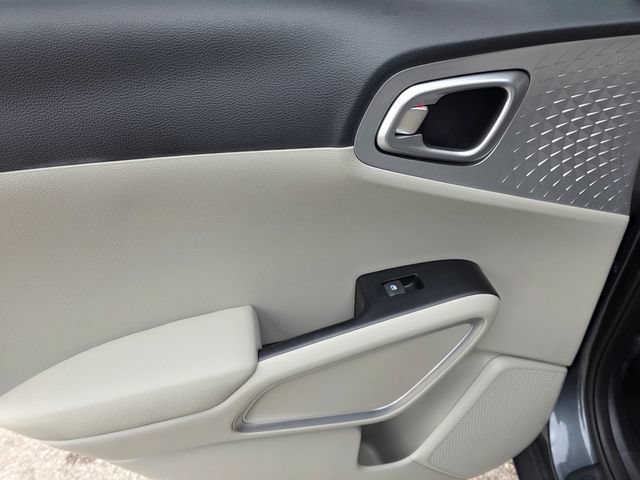 Certified 2025 Kia Soul LX w/ LX Technology Package FWD image 12