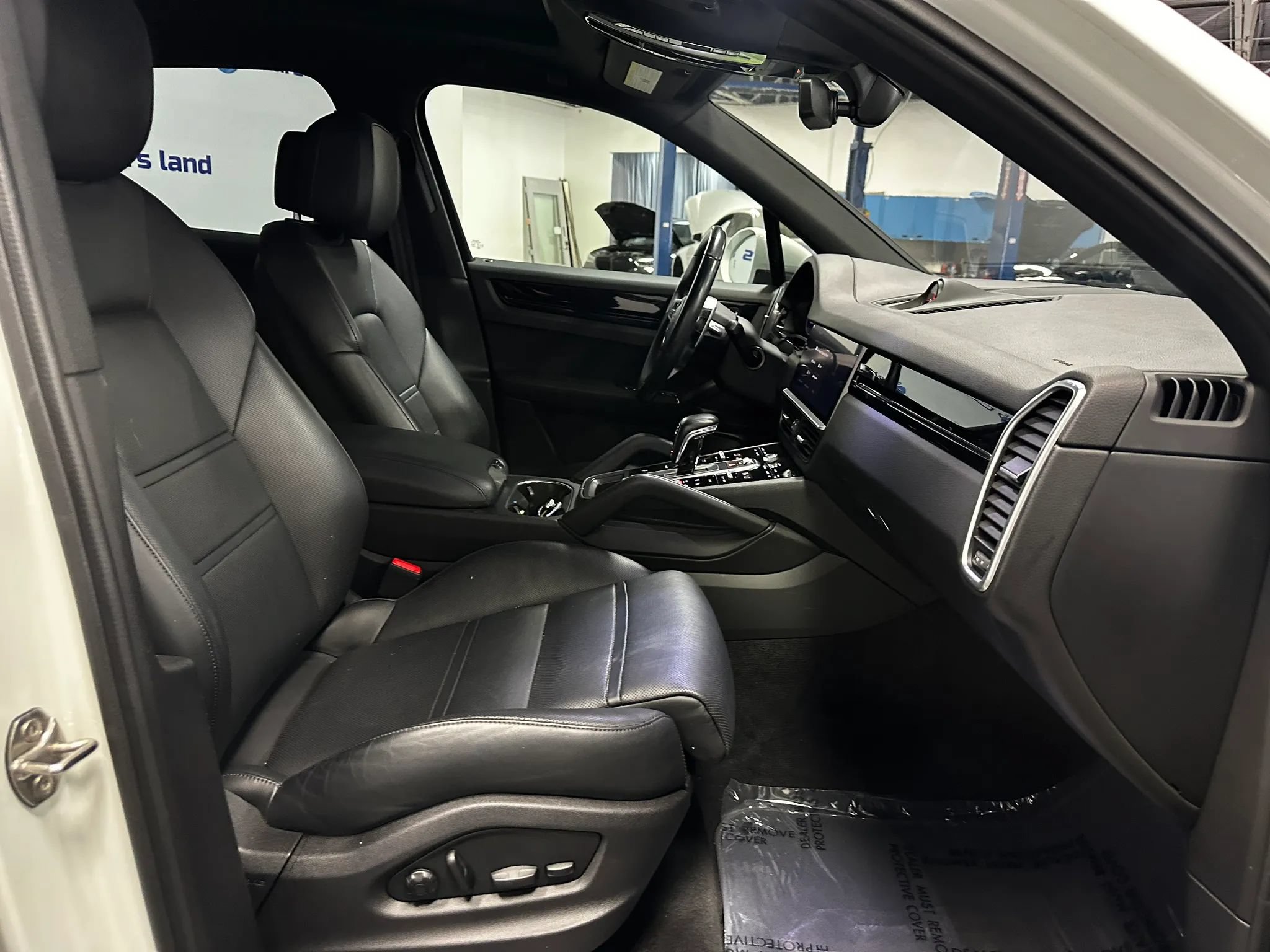 Used 2022 Porsche Cayenne w/ Premium Package AWD/4WD image 25