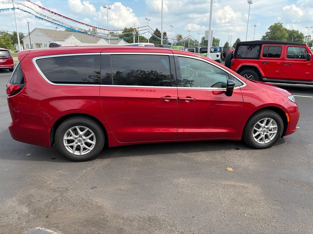 Used 2025 Chrysler Pacifica Select FWD image 8