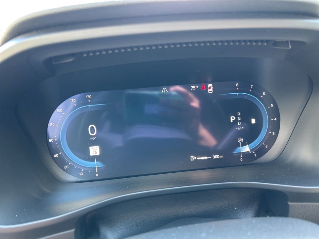 Used 2025 Volvo XC40 B5 Plus image 9