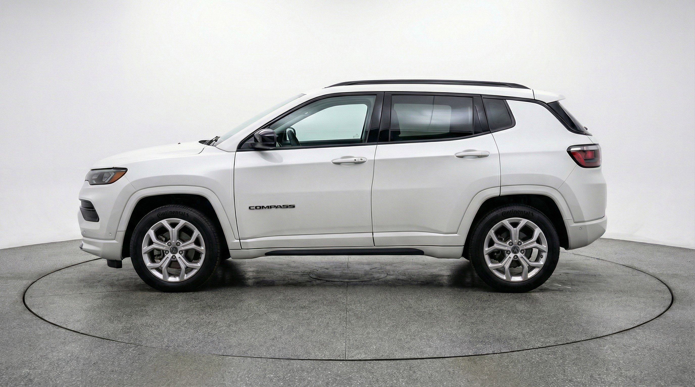 Used 2025 Jeep Compass Latitude AWD/4WD image 5