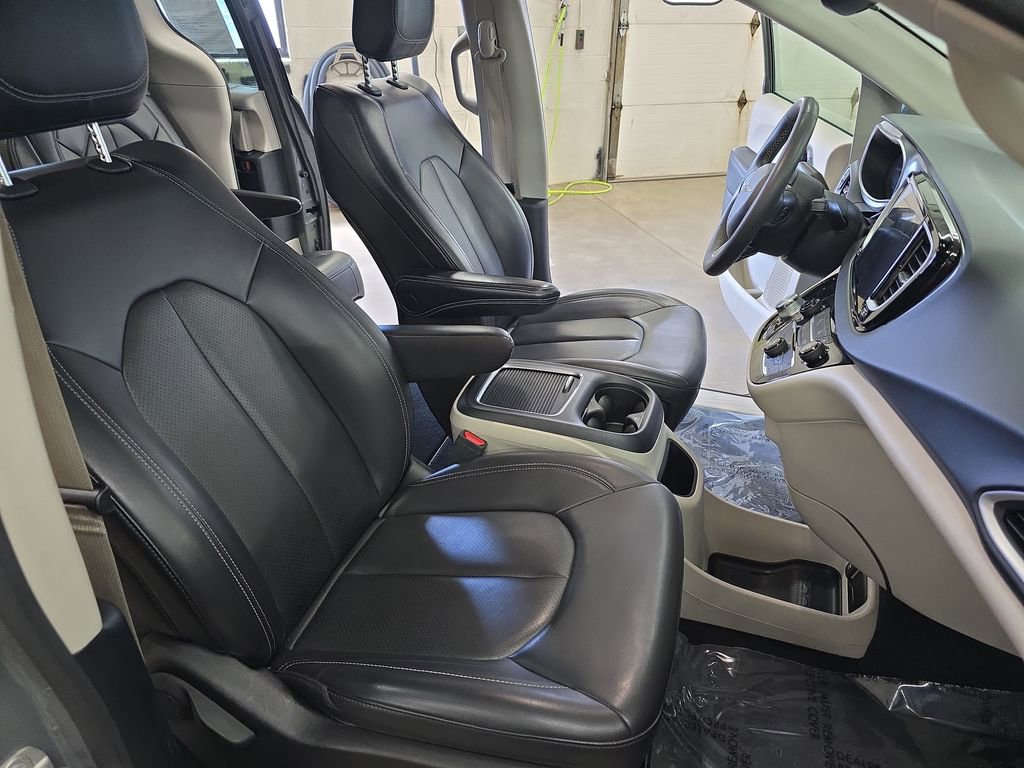 Certified 2023 Chrysler Pacifica Touring-L FWD image 10