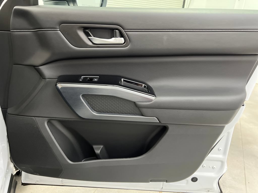 Used 2025 Nissan Pathfinder SL AWD/4WD image 30