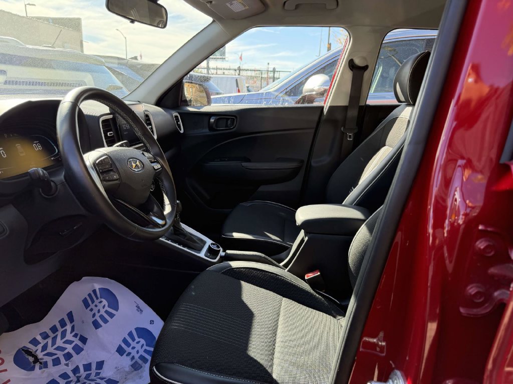 Certified 2023 Hyundai Venue Limited w/ Cargo Package FWD image 18