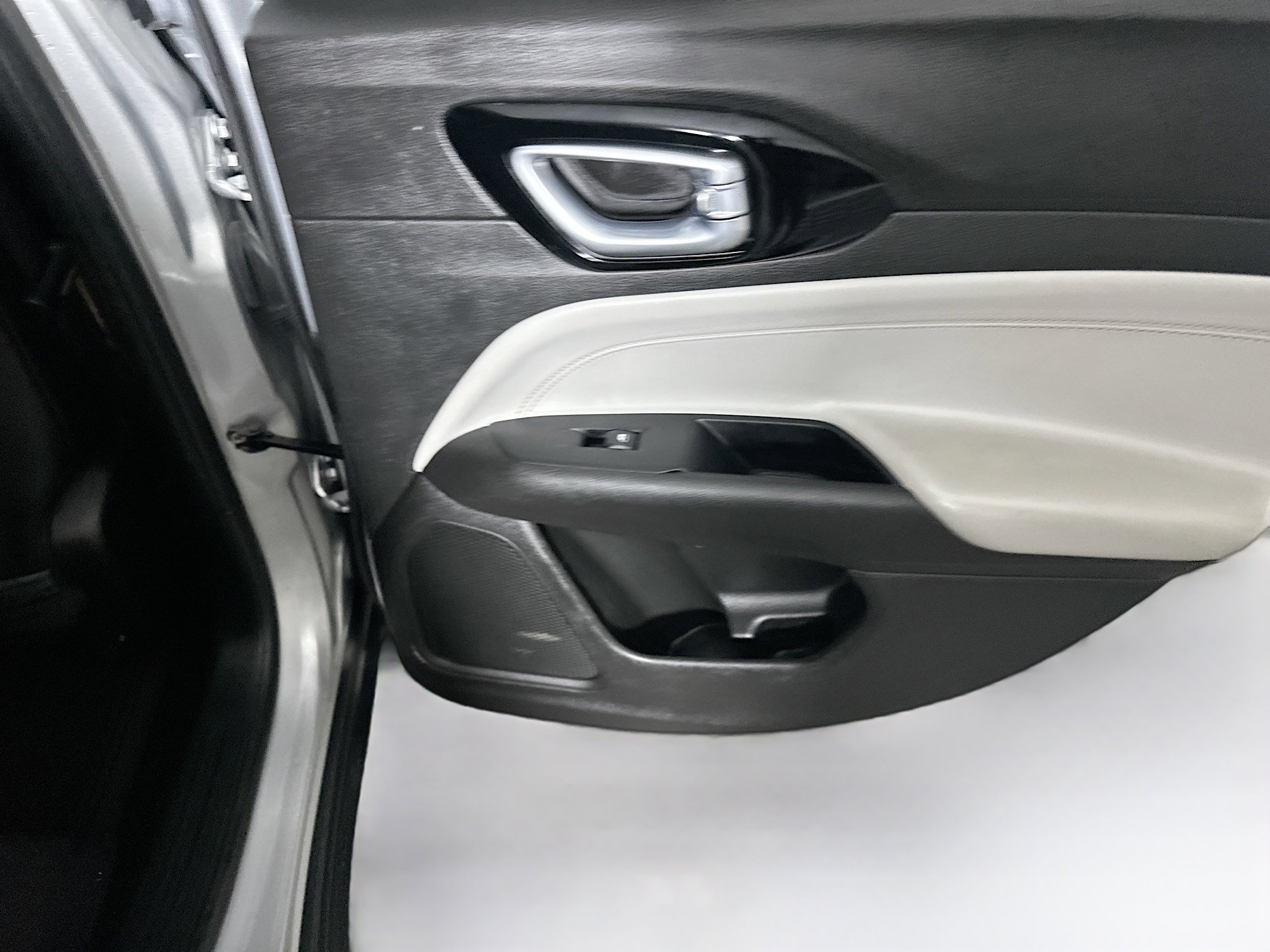 Used 2025 Jeep Compass Limited image 28