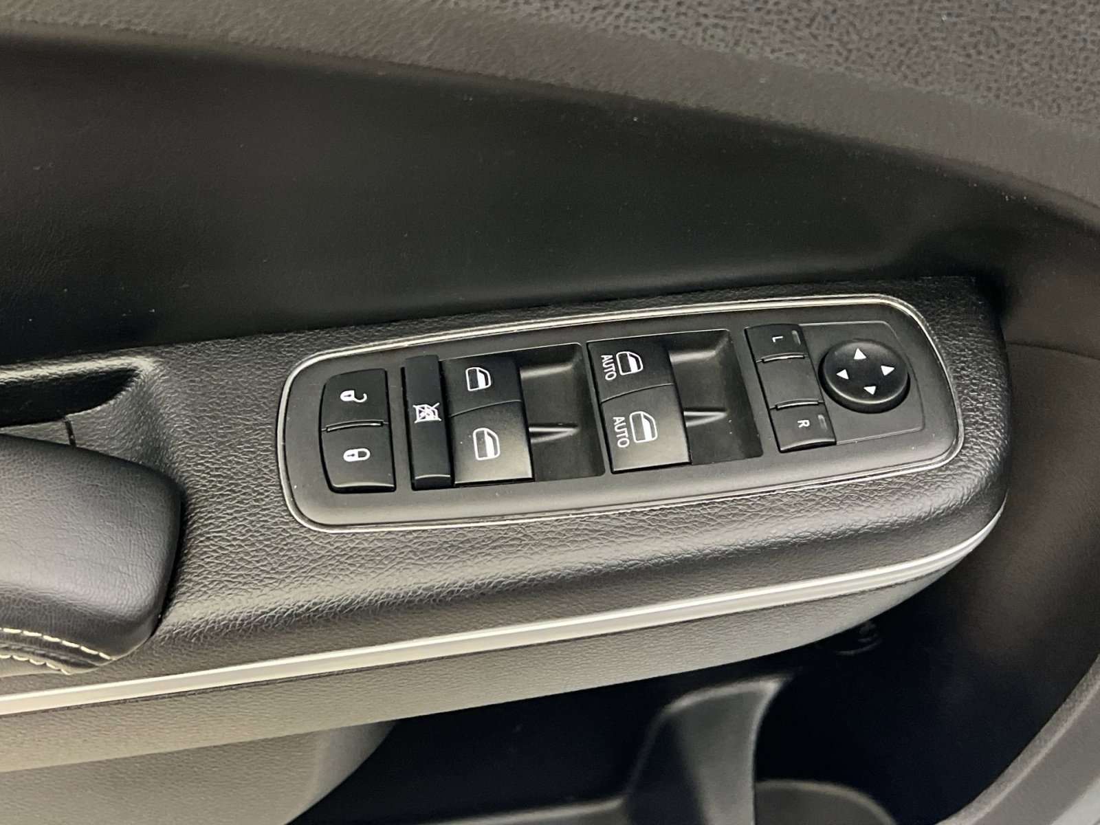 Used 2019 Chrysler 300 S w/ 300S Premium Group image 13