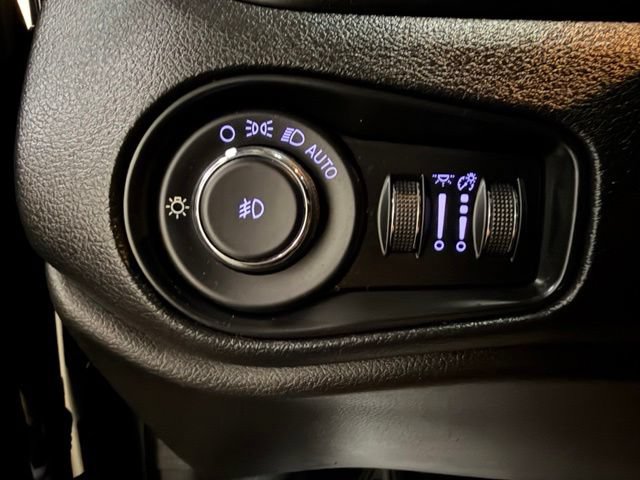 Used 2019 Jeep Renegade Latitude FWD image 35