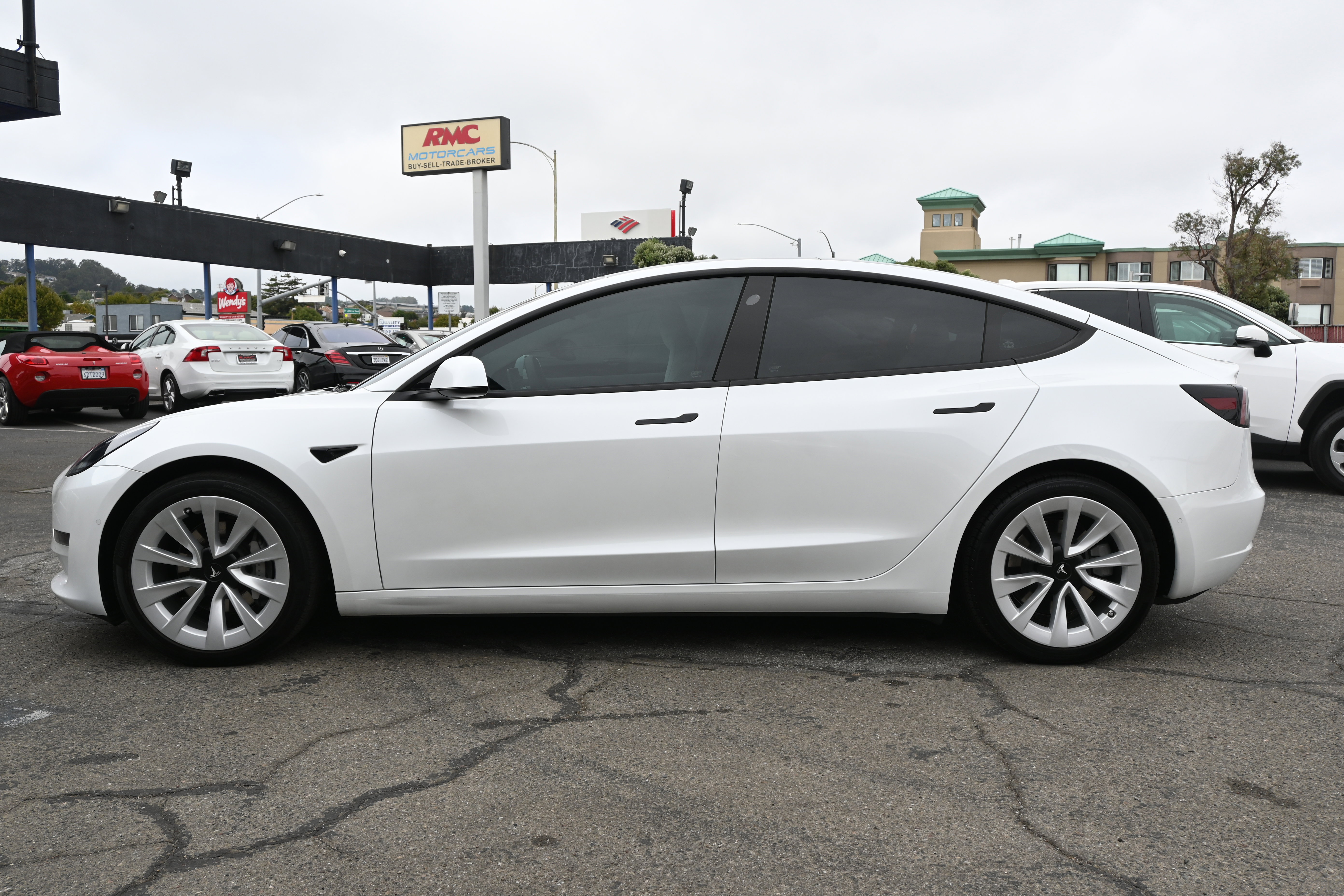 Used 2022 Tesla Model 3 Standard Range image 2