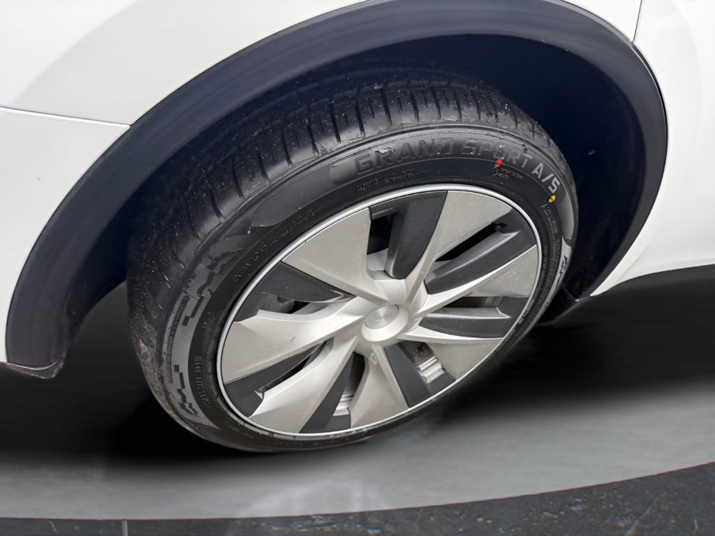 Used 2022 Tesla Model Y Long Range image 10