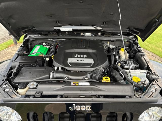 Used 2015 Jeep Wrangler Unlimited Sahara w/ Connectivity Group AWD/4WD image 27