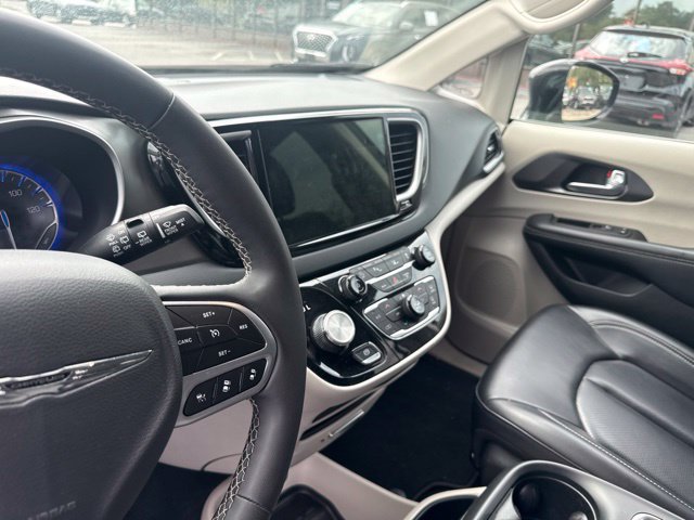 Used 2024 Chrysler Pacifica Touring-L FWD image 9
