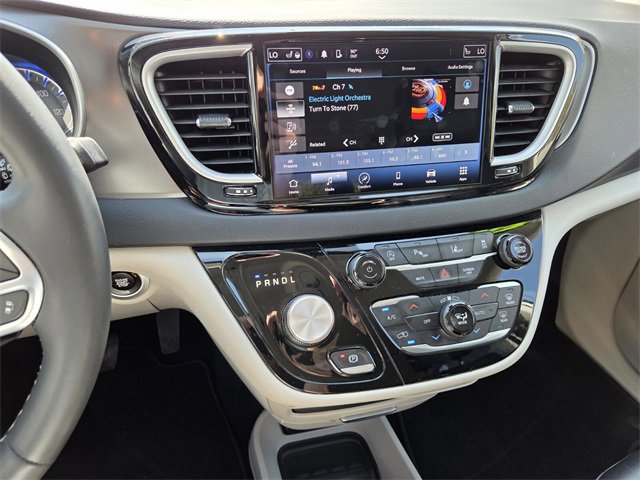Certified 2023 Chrysler Pacifica Touring-L image 25