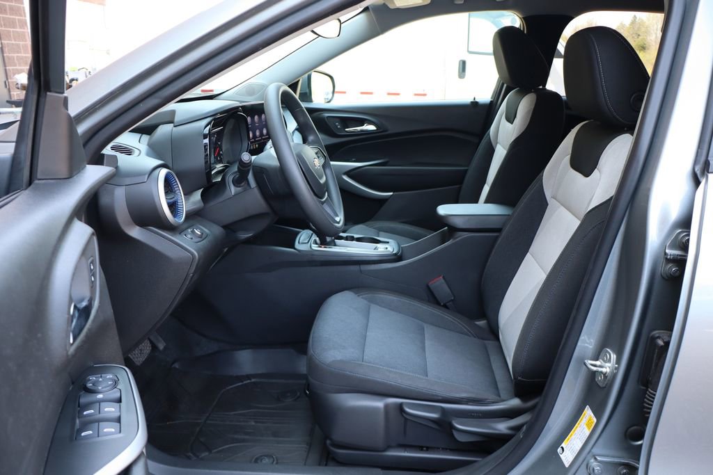 Used 2024 Chevrolet Trax LS w/ LS Convenience Package FWD image 9