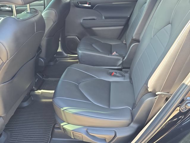 Used 2024 Toyota Highlander XLE AWD/4WD image 16