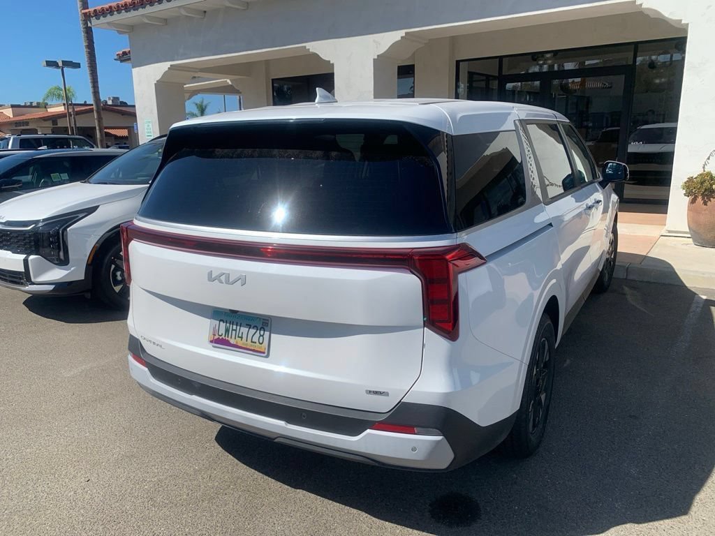 Certified 2026 Kia Carnival LXS FWD image 6
