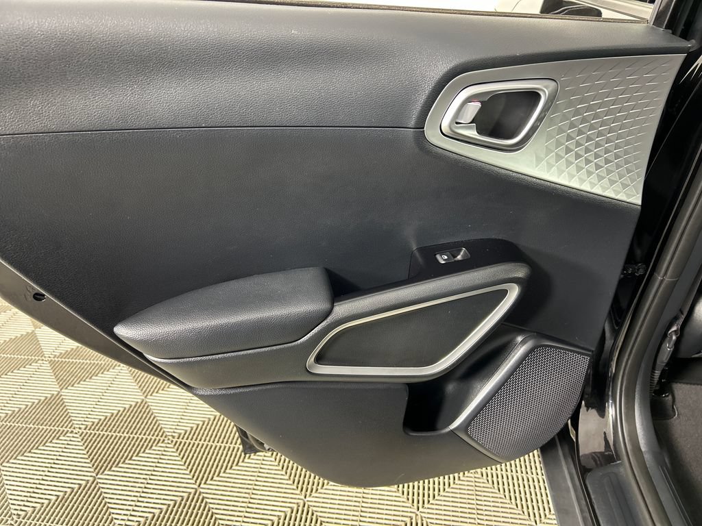Used 2023 Kia Soul LX w/ LX Technology Package FWD image 16