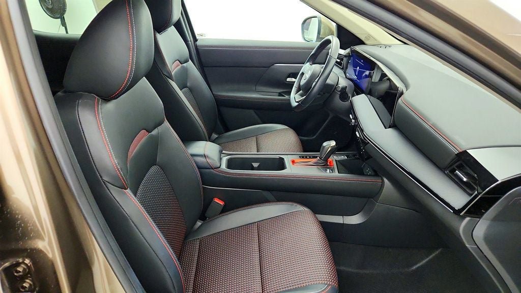Used 2025 Nissan Kicks SR w/ Illumination Package AWD/4WD image 22