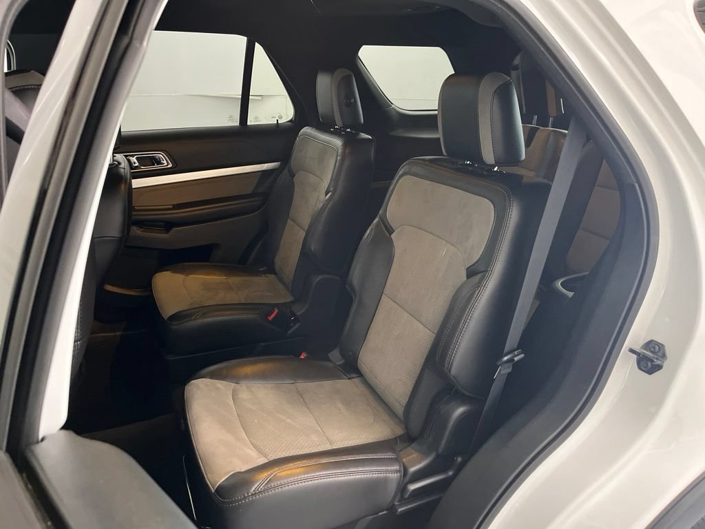 Used 2017 Ford Explorer XLT w/ Equipment Group 202A AWD/4WD image 19