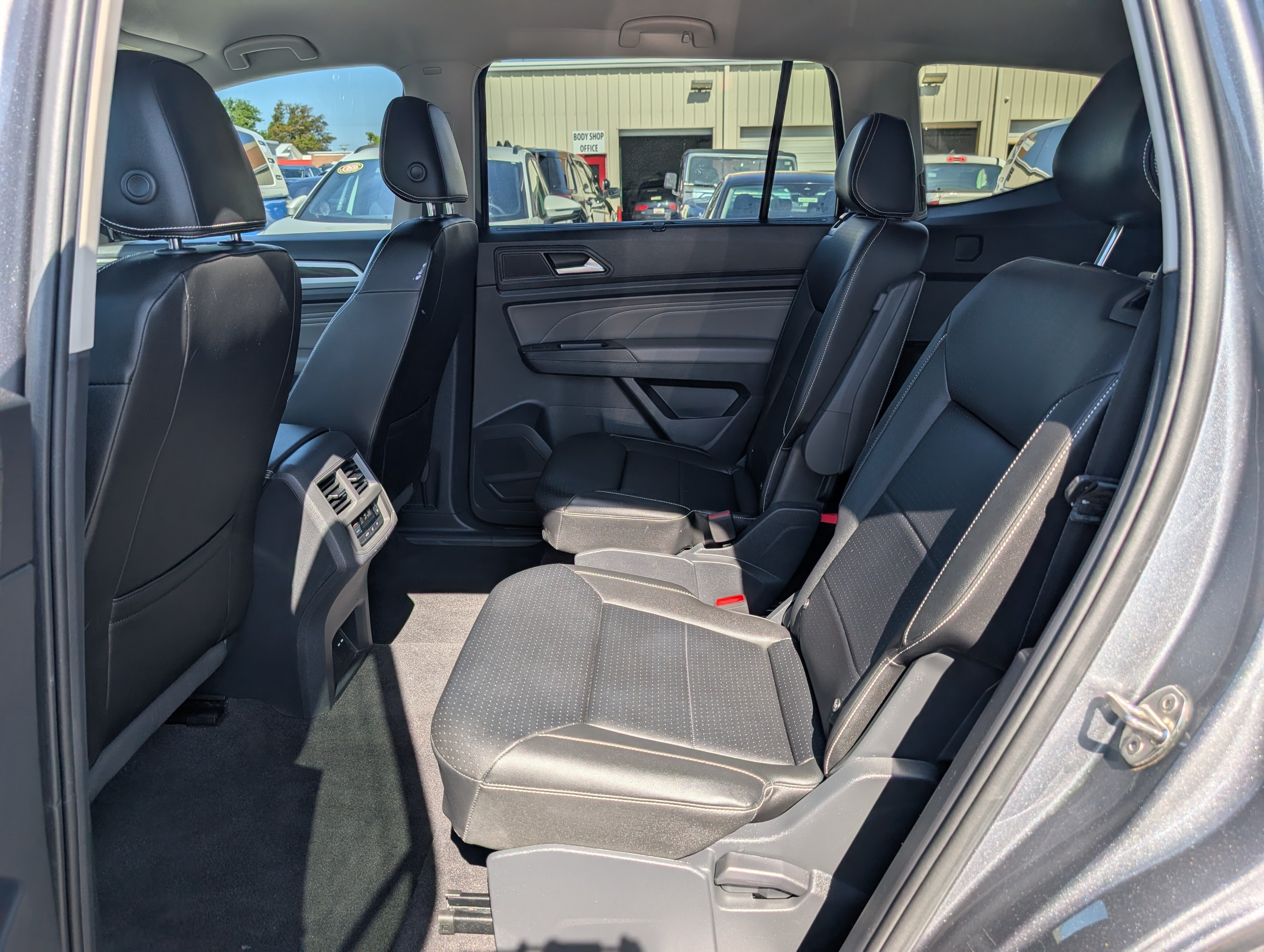 Used 2023 Volkswagen Atlas SE AWD/4WD image 16