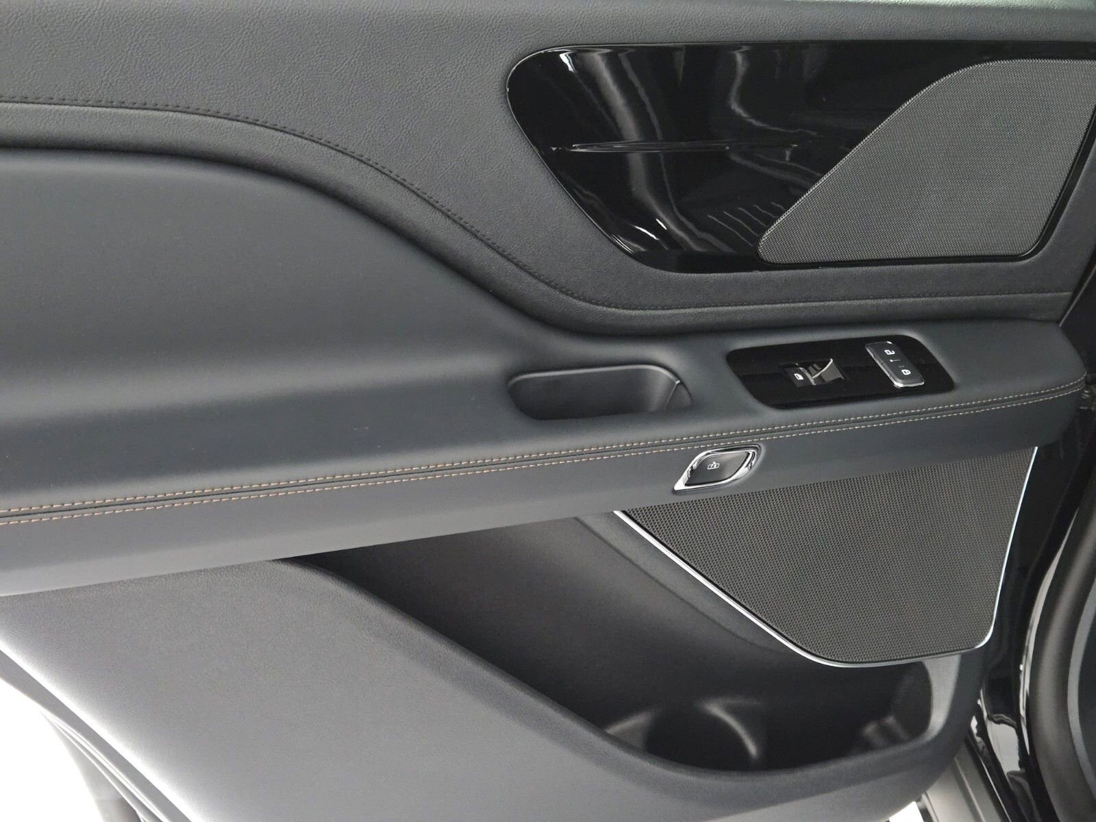 New 2026 Lincoln Aviator AWD w/ Jet Appearance Package image 21