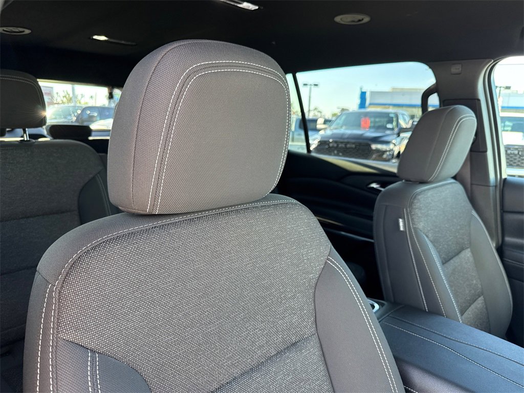 Used 2025 Chevrolet Traverse LT image 12