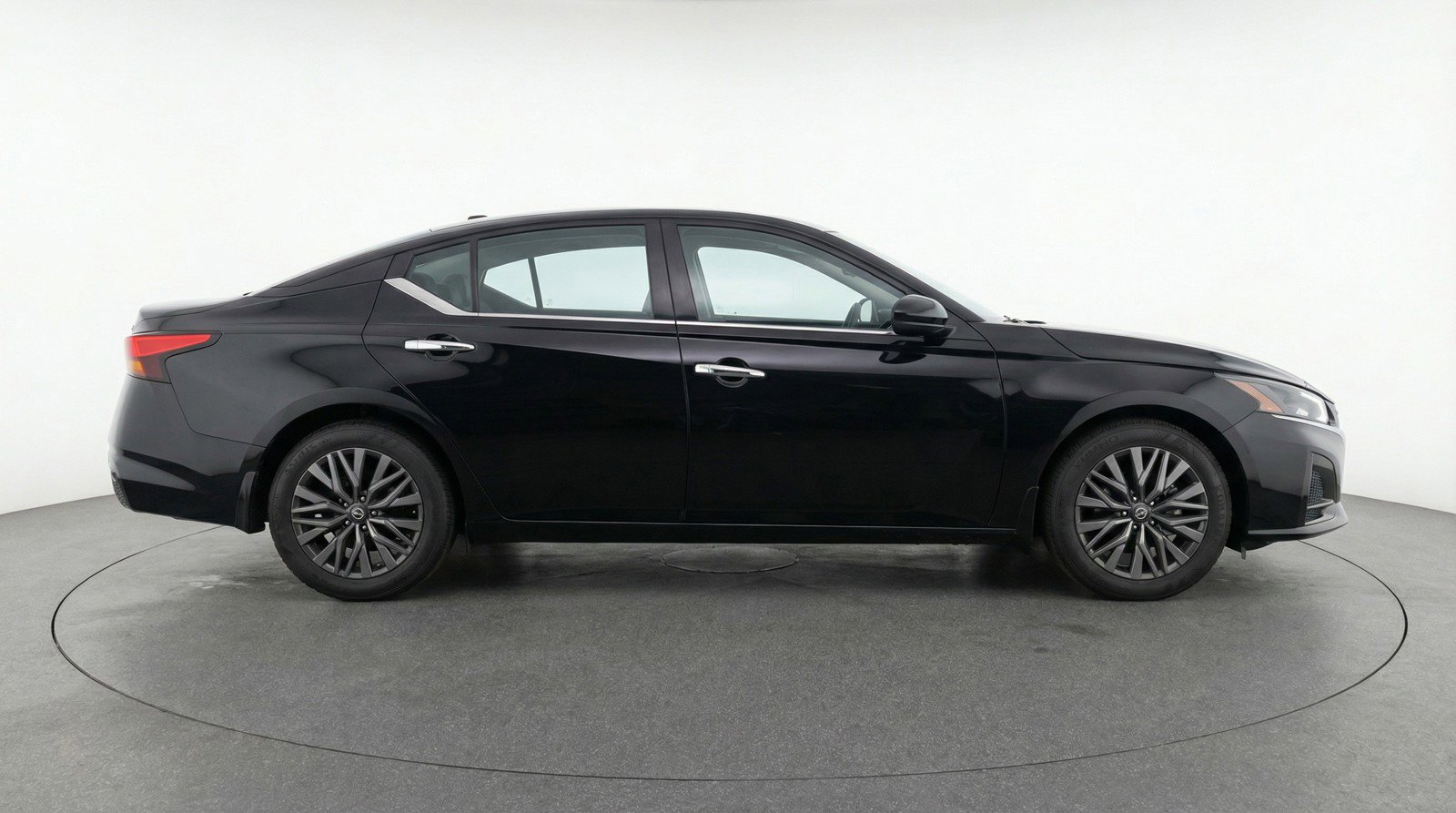 Used 2025 Nissan Altima 2.5 SV FWD image 11