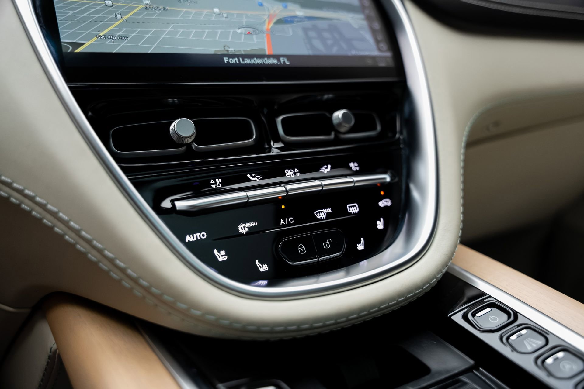 Used 2023 Aston Martin DBX AWD/4WD image 39