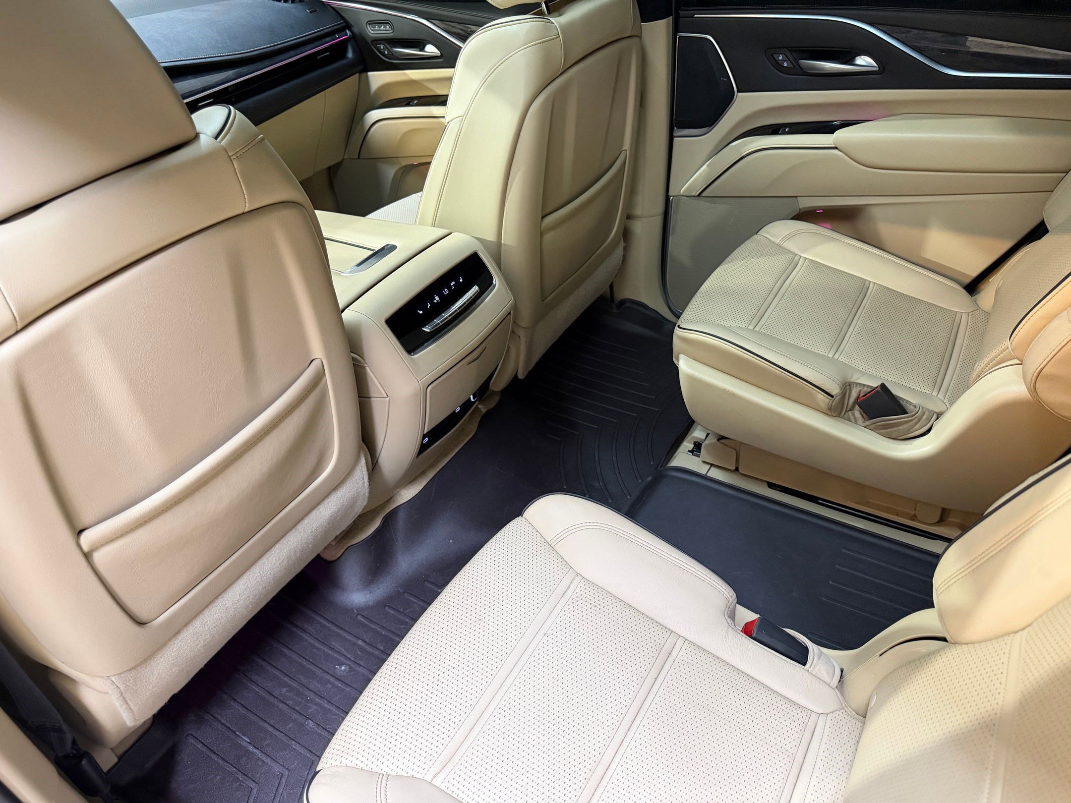 Used 2023 Cadillac Escalade Premium Luxury image 43