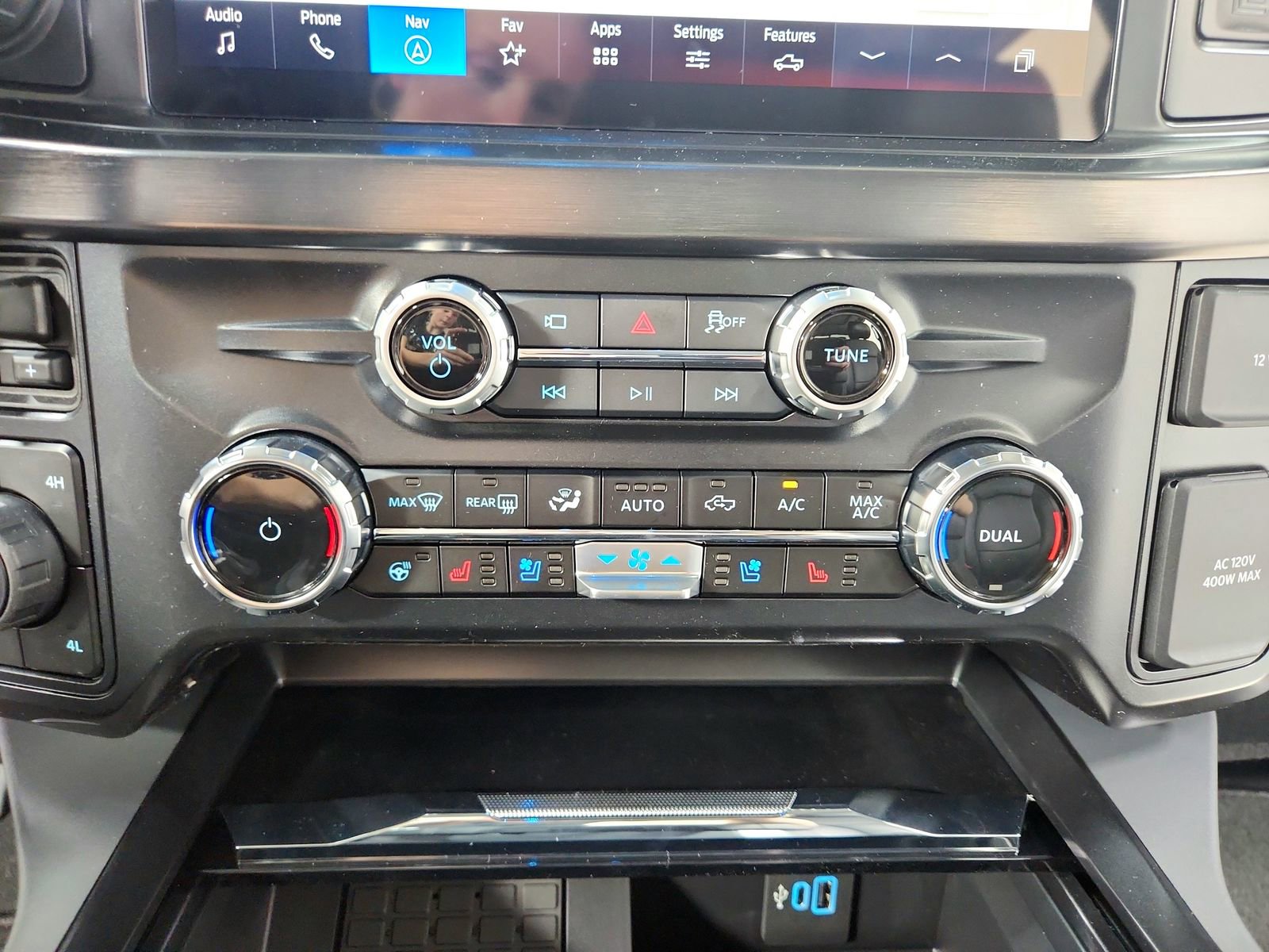 New 2026 Ford F250 Lariat w/ Black Appearance Package image 32