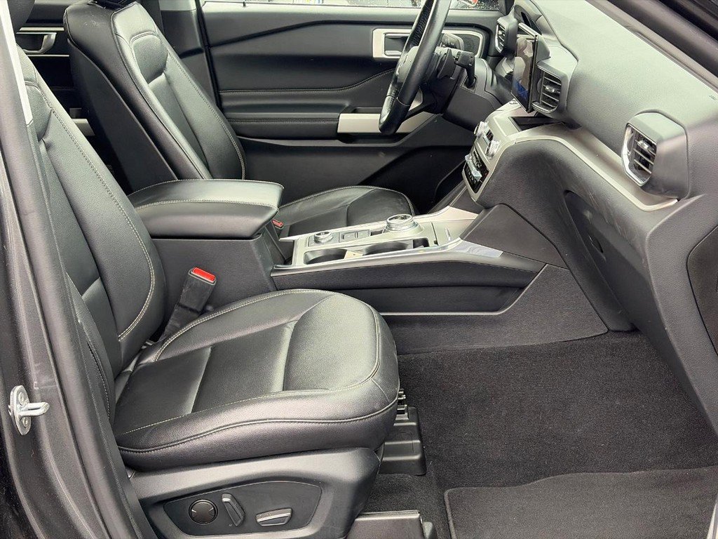 Used 2020 Ford Explorer XLT w/ Equipment Group 202A AWD/4WD image 18