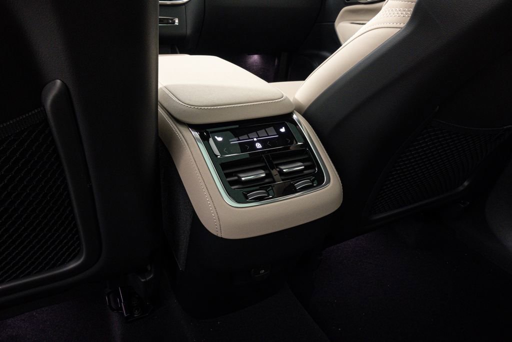 Certified 2026 Volvo XC90 B6 Plus w/ Protection Package Premier image 18