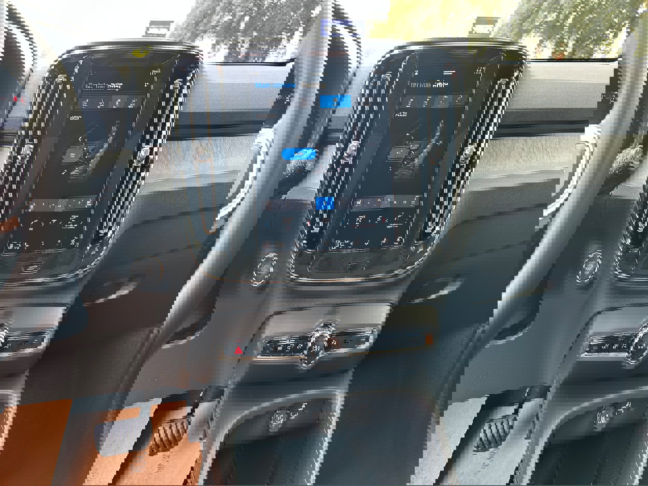 New 2025 Volvo XC40 B5 Plus image 11