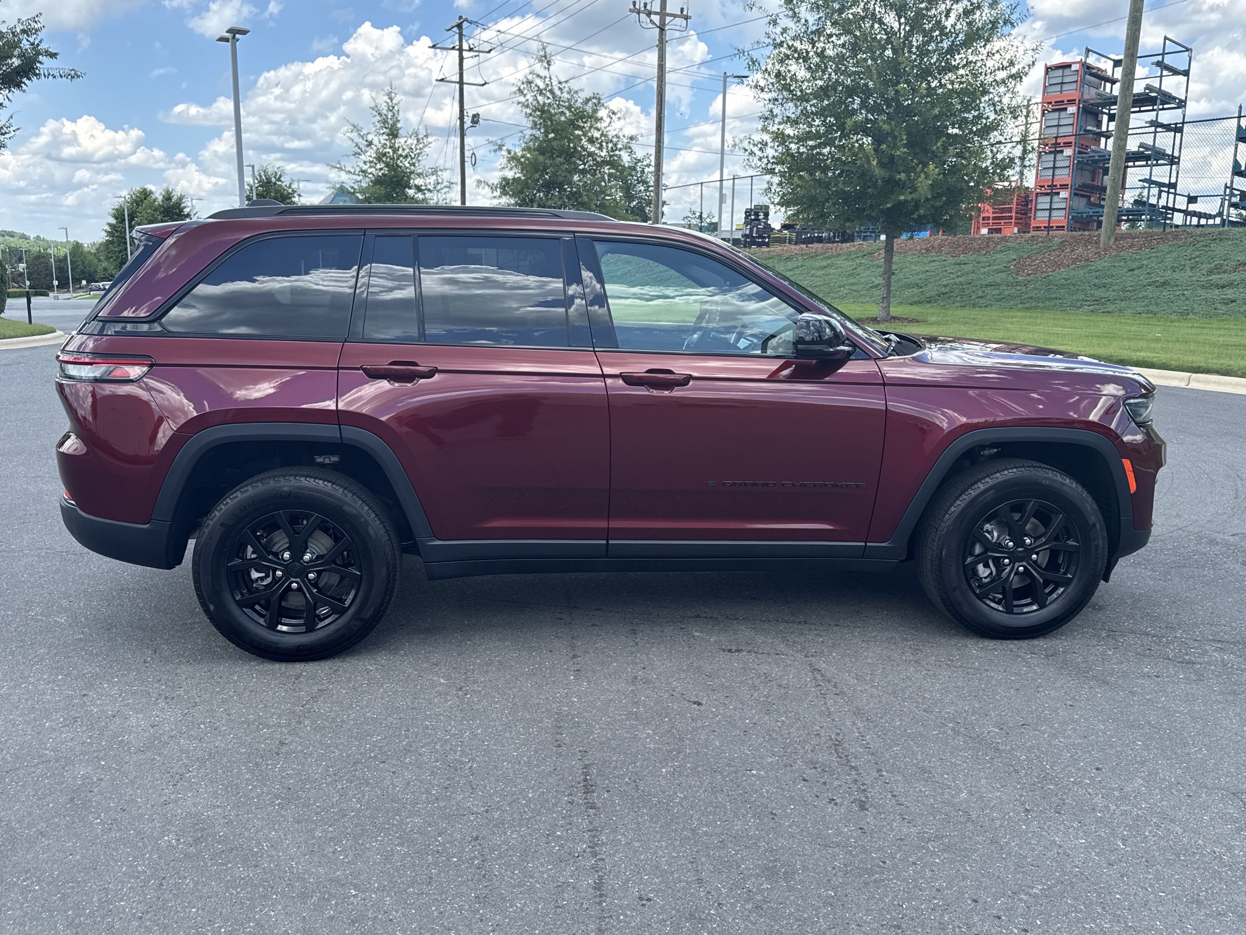 Certified 2024 Jeep Grand Cherokee Altitude AWD/4WD image 11