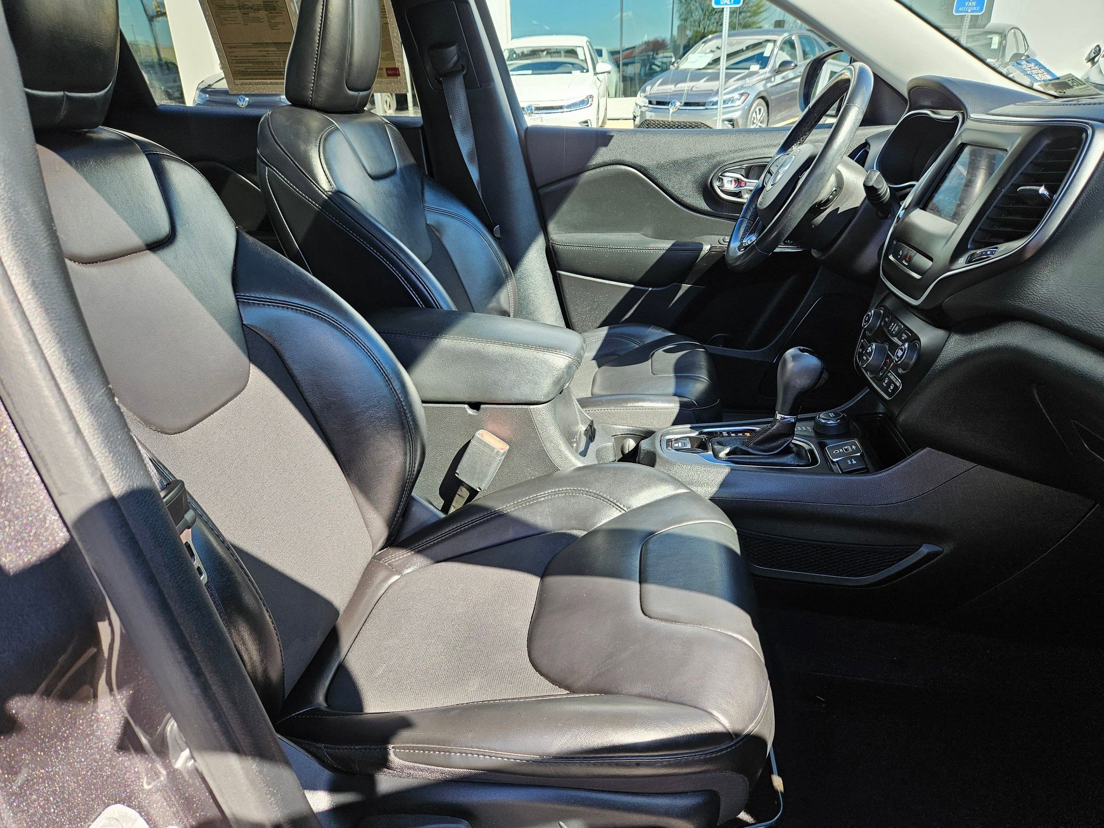 Used 2020 Jeep Cherokee Latitude Plus w/ Cold Weather Group AWD/4WD image 33