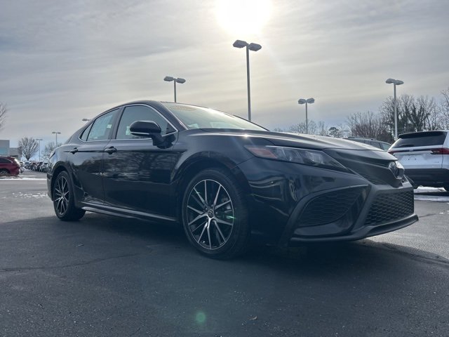 Used 2022 Toyota Camry SE image 3