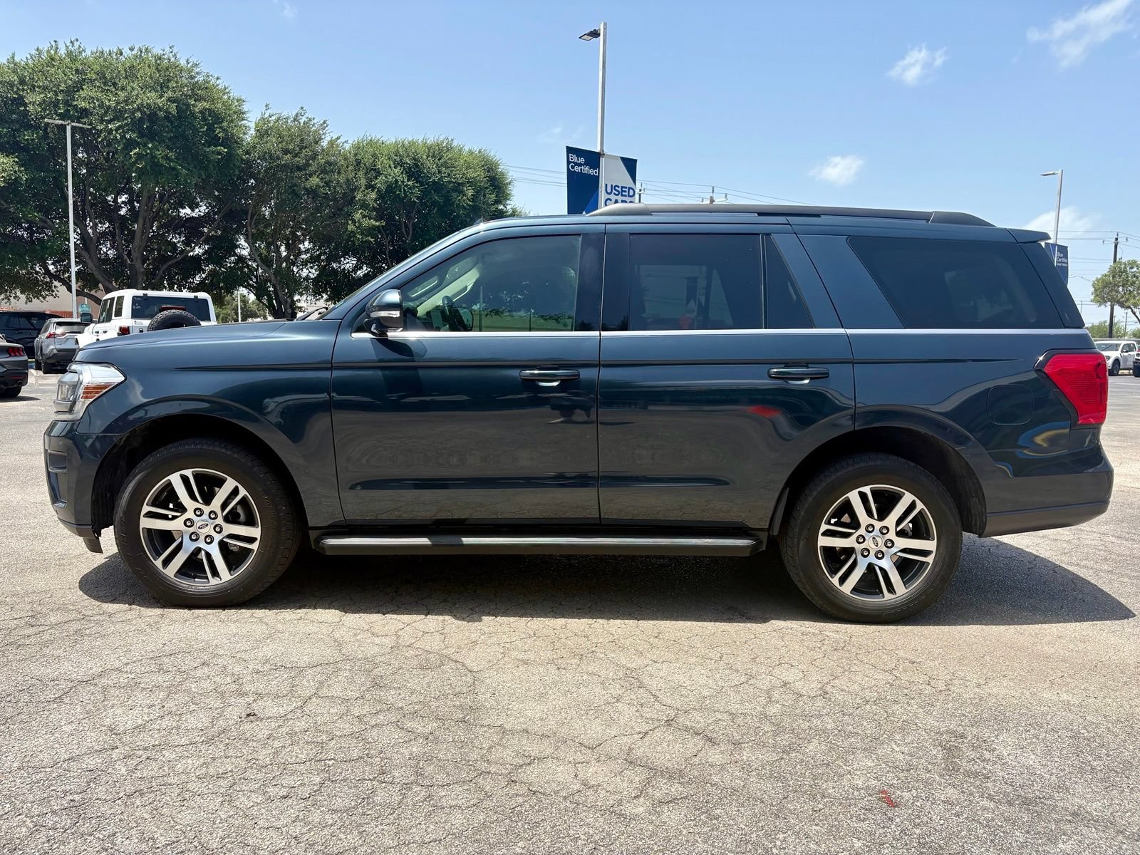 Used 2024 Ford Expedition XLT RWD image 8