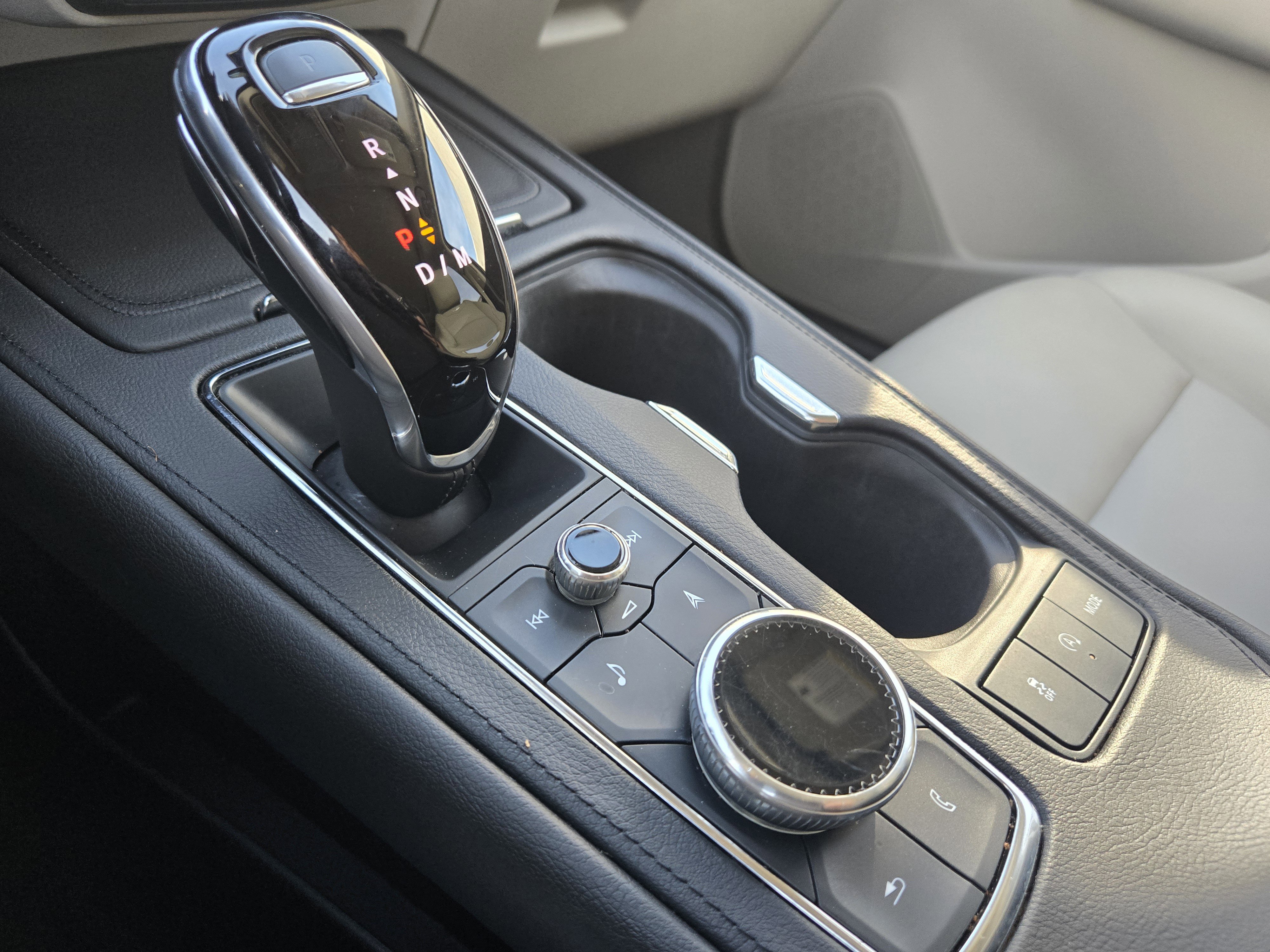 Used 2022 Cadillac XT4 Luxury w/ Cold Weather Package image 22