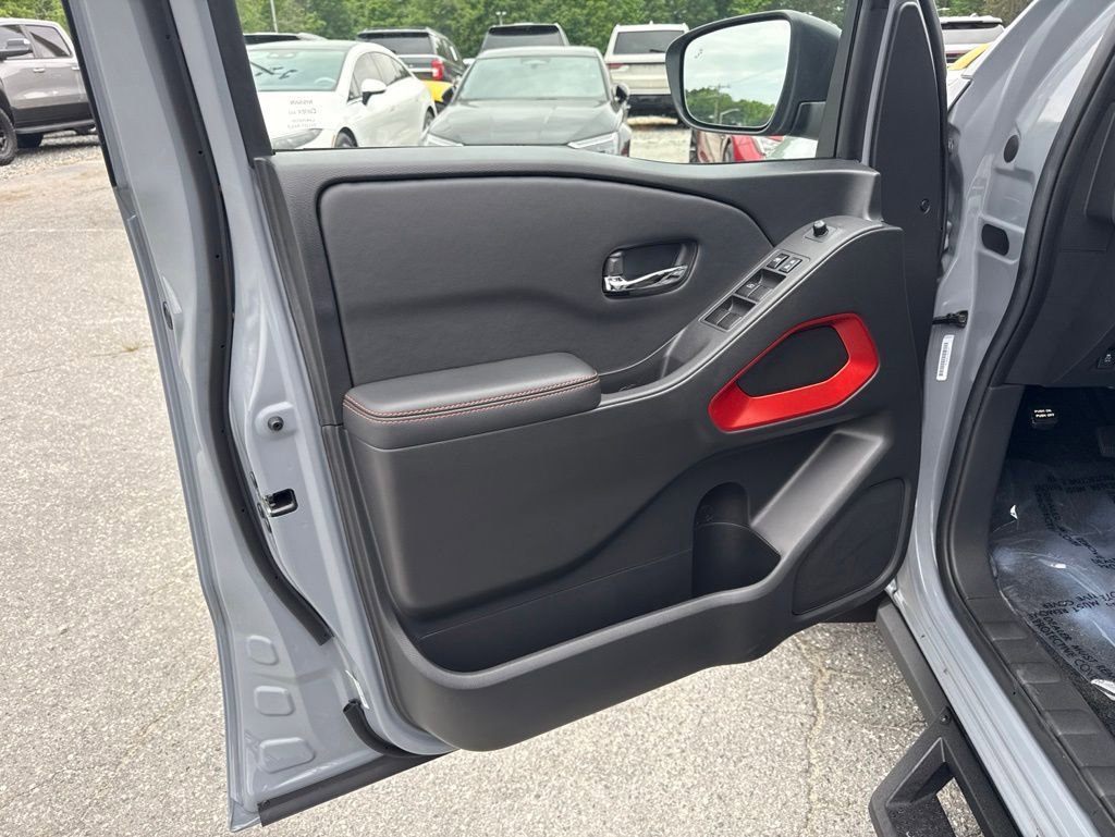 Used 2025 Nissan Frontier PRO-4X AWD/4WD image 24